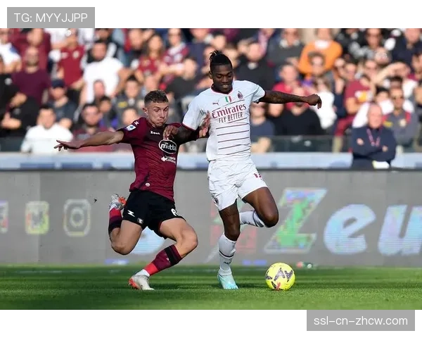 萨勒尼塔纳2-2弗罗西诺内，保级对手各取一分，形势依旧胶着