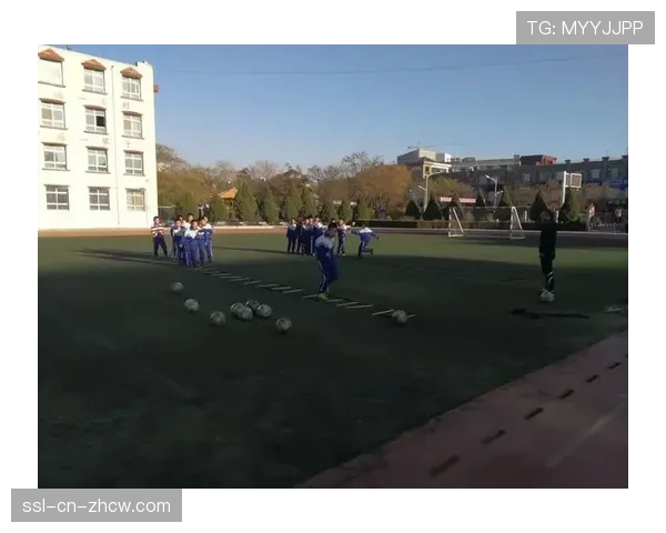 足球进校园活动聚焦防守基本功，多位退役球员示范防守选位。