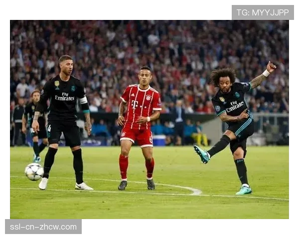 花絮镜头:场边小球迷为客队门将的精采扑救送上掌声 花絮镜头:场边小球迷为客队门将的精采扑救送上掌声